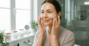 Gesto simples ao aplicar creme facial potencializa os ativos e devolve o brilho natural