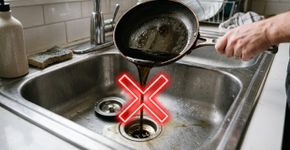 Não despeje gordura na pia nem acompanhada de detergente e água quente: ela pode esfriar mais adiante, endurecer dentro da tubulação e formar bloqueios difíceis de remover