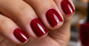 Seu esmalte começa a descascar pela ponta das unhas? A causa pode estar na própria lâmina ungueal, e não somente na qualidade do produto