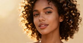 Cabelos crespos e cacheados sem frizz com técnica única