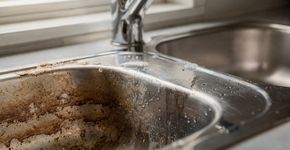 Aprendi o segredinho com bicarbonato que deixa a pia da cozinha como nova sem usar produtos caros