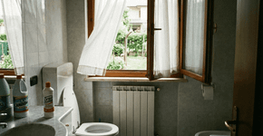 Eu entendi tarde demais por que o desinfetante não deve ser misturado com água sanitária na limpeza do vaso sanitário