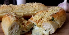 Pão de alho caseiro transforma o churrasco do fim de semana