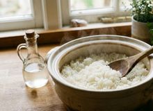 Featured side: O segredo para um arroz mais soltinho e saboroso pode estar nesse ingrediente simples