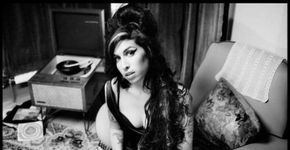 Pai de Amy Winehouse afirma receber visitas da filha