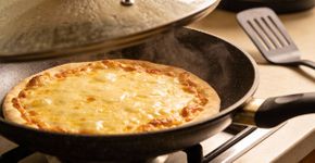 Pizza na frigideira virou truque de preguiçoso, mas fica crocante igual à de forno