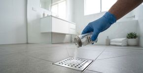 Por que colocam bicarbonato de sódio no ralo do banheiro? A solução simples para um problema comum em qualquer casa