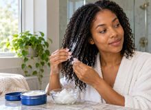 Featured side: Vários cabeleireiros concordam: “O creme Nivea de lata azul é maravilhoso para o cabelo quando usado com óleo de coco, mas apenas antes da lavagem.”