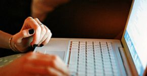 4 em cada 5 pessoas procuram conselhos de saúde na internet, diz pesquisa