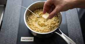 Os italianos garantem: “Para deixar o risoto mais cremoso e com textura no ponto certo, o segredo é colocar uma colher de manteiga gelada”