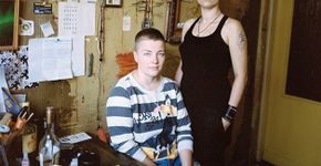 Fotógrafa viaja para Rússia e registra como vivem casais homossexuais sob regime opressor