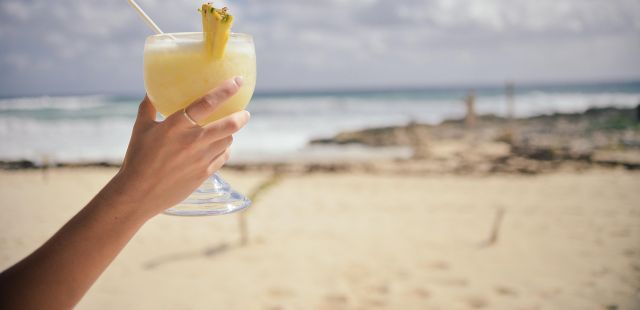 Pina colada: aprenda a preparar o drink clássico com abacaxi, rum e coco