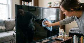 Como limpar a tela da TV com manchas e marcas de dedo sem danificá-la