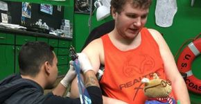 Jovem austista consegue fazer 1ª tatuagem depois de vários ‘não’