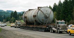 Em 1999, os trabalhadores encheram um vaso nuclear de 12,8 metros com 200 toneladas de concreto e moveram o pacote de 462 toneladas por 480 quilômetros em uma barcaça e um reboque de 320 rodas, mas 791 conjuntos de combustível usado da mesma usina de Oregon ainda estão aguardando em armazenamento hoje