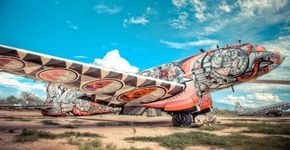 Projeto usa arte para dar vida a carcaças de aviões