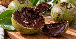 A fruta de polpa cremosa que lembra chocolate quando amadurece e parece uma sobremesa pronta antes mesmo de receber açúcar