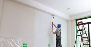 Dicas simples para limpar as paredes pintadas da sua casa