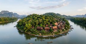 Entre os rios Mekong e Nam Khan, cercada por montanhas cobertas de verde: a antiga capital real do Laos onde templos tradicionais e construções coloniais europeias formam uma das paisagens urbanas mais preservadas do Sudeste Asiático