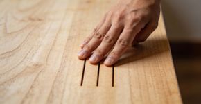 O que significa bater três vezes na madeira? A origem milenar dessa superstição que o brasileiro adotou para afastar o azar