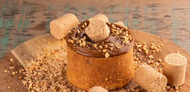 Aprenda o truque que deixa o bolo de paçoca ainda mais fofo e saboroso