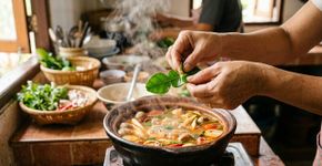 Os tailandeses concordam: “Para deixar a sopa mais cítrica e aromática, o segredo é adicionar folhas de limão-kaffir durante o cozimento.”