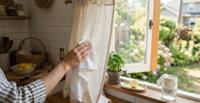 O cheiro de fritura fica preso nas cortinas? Limão e água podem entrar na rotina de limpeza