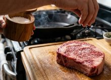 Featured side: Quando salgar a carne? Esse detalhe determina se ela ficará suculenta ou dura