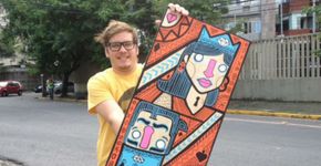 Artista usa pinturas como moeda de troca em viagens