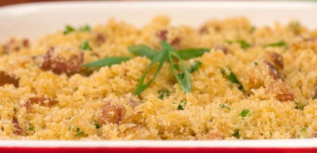 Farofa de bacon com calabresa: crocante e cheia de sabor