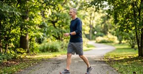 Alongar antes ou depois da caminhada? Especialistas explicam o que dizem as recomendações atuais