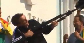 Bolsonaro simula fuzilamento de petistas durante campanha no Acre