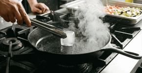 Passar um cubo de gelo sobre a frigideira quente: por que é recomendado antes de grelhar legumes em casa