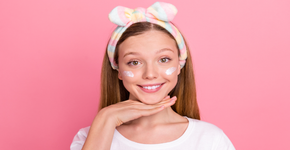 Criança pode fazer skincare? Entenda os riscos dos cosméticos para a pele infantil