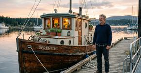 Homem de 55 anos reforma um barco antigo para morar, elimina aluguel por 4 anos e passa a pagar apenas a taxa da marina
