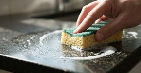 Desinfetar todas as superfícies da casa diariamente pode parecer mais higiênico, mas nos Estados Unidos a orientação é mais simples: na maioria das situações, água, sabão e fricção já removem a maior parte dos germes