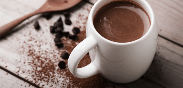 Aprenda a preparar um chocolate quente cremoso sem amido e creme de leite