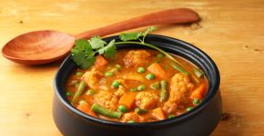 Esse curry de legumes vegetariano é fácil de fazer e combina com o jantar