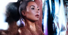 Completamente nua, Kim Kardashian posa coberta de glitter