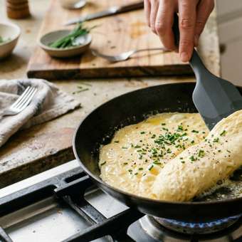 Featured mobile: Os franceses concordam: “Para deixar o omelete mais macio e com sabor equilibrado, o segredo é adicionar uma colher de creme de leite antes de bater os ovos.”