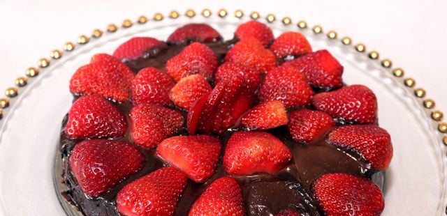 Faça uma deliciosa torta de morango com chocolate para toda a família