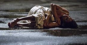 Cena de travesti sendo expulsa de casa em novela comove internet