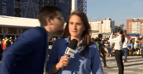Torcedor russo tenta beijar repórter da Globo na Copa do Mundo