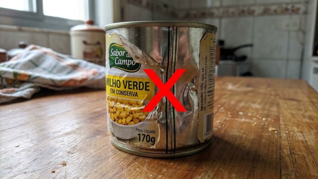 Embalagens estufadas ou com vazamentos indicam atividade microbiológica intensa e exigem descarte imediato.