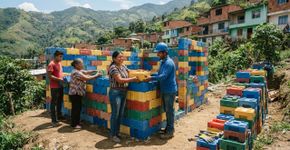 Colombiano que não conseguia construir a própria casa ajudou a criar tijolos de plástico reciclado que se encaixam como LEGO; em 2015, o sistema já abrigava 42 famílias e permitia erguer uma casa de 40 m² em 5 dias