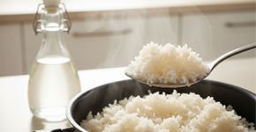 Coloque uma colher de vinagre na água e terá o arroz mais soltinho que você já provou