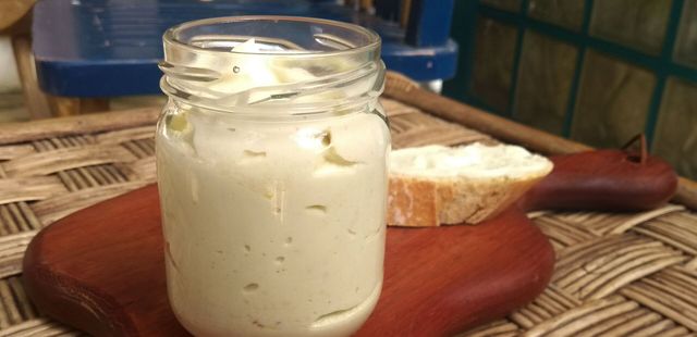 Maionese de alho vegana feita à base de couve-flor