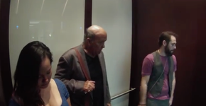 Dupla anima pessoas no elevador ao som de Jackson 5