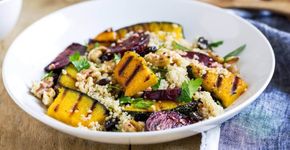 Salada de quinoa com abóbora assada para uma refeição leve