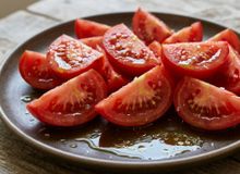 Featured side: Os chefs espanhóis concordam: “Depois de temperar os tomates com sal e azeite, é aconselhável esperar entre 5 e 10 minutos antes de servi-los.”